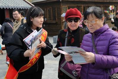 濟南旅游局長率隊上街倡導(dǎo)誠信經(jīng)營 現(xiàn)場服務(wù)引市民點贊